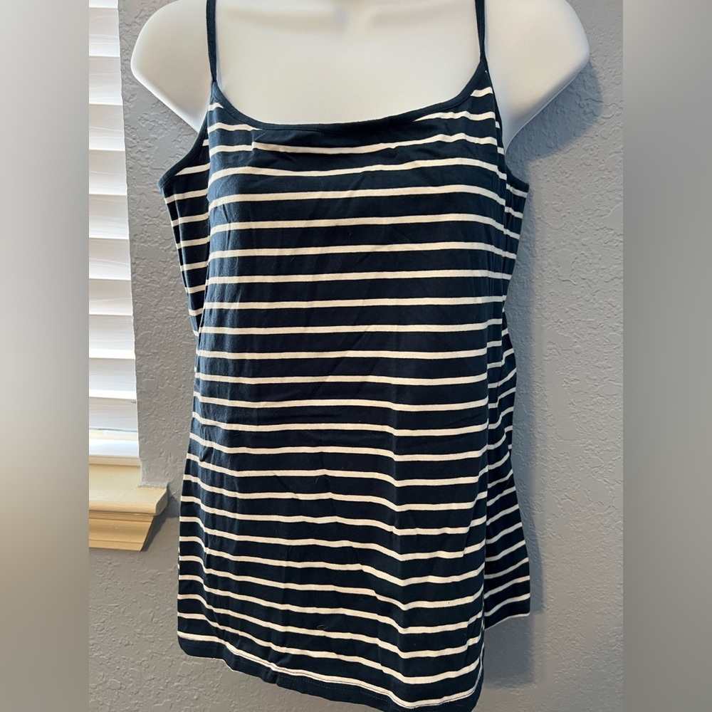 Tank top in very good used condition. Measurements provided upon request.